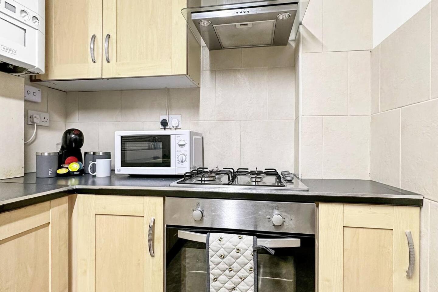 3 Bed Home In Tonypandy With Balcony View Room Llwynypia Exterior foto