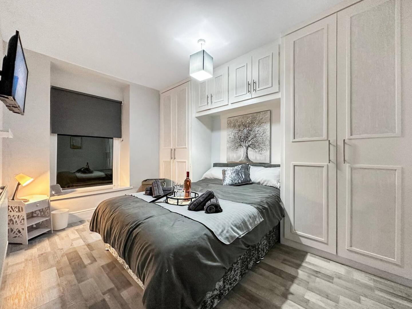3 Bed Home In Tonypandy With Balcony View Room Llwynypia Exterior foto